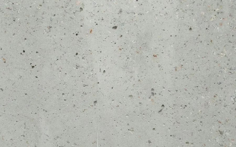 Superficie lisa de hormigón gris con pequeños poros