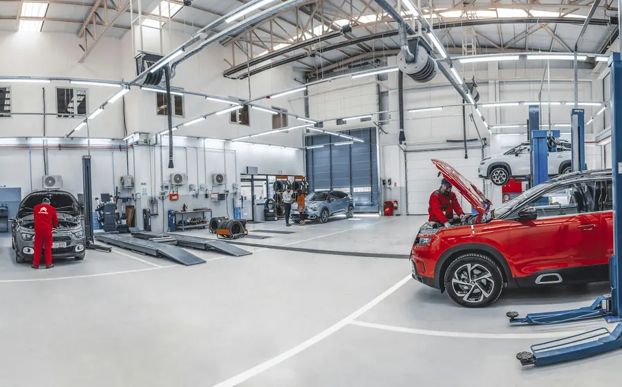 Taller mecánico amplio con elevadores de autos sobre un piso de hormigón